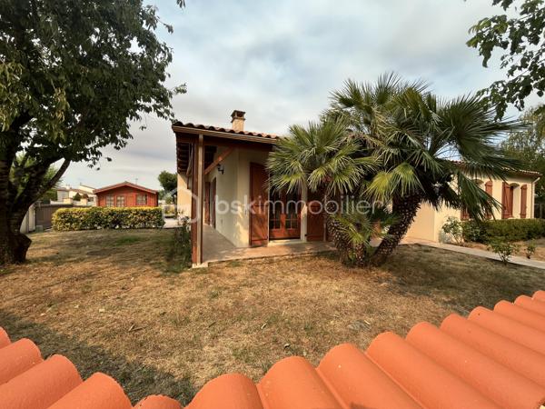 Maison située dans un quartier résidentiel recherché de Saujon.
Pour résidence principale ou investissement locatif.

10 minutes à pied du Lidl, de la piscine, et des lacs de La Lande.
15 minutes à pied du marché et des commerces.
Arrêt de bus tout proche.


COMPOSITION :

Entrée sur couloir.
Salon/séjour avec cuisine semi-ouverte, pour une superficie totale de 41 m2.

Une chambre de 10 m2 avec placard intégré.
Une chambre de 11,5 m2 avec placard intégré.
Une chambre de 10,5 m2.

Salle d’eau avec douche, baignoire et 2 lavabos.
WC indépendant.
Cellier/buanderie de 5 m2.

Climatisation réversible, et radiateurs électriques à panneaux radiants.  Cheminée dans le séjour.
Maison raccordée au tout à l’égout, et à la fibre optique.


EXTÉRIEUR :

Terrain clos de 514 m2 avec stationnement sur la parcelle.
Garage de 14,5 m2. 
Cabanon de rangement en bois.
Terrasse avec barbecue. 
Forage pour arrosage du jardin.


EMPLACEMENT PROCHE TOUTES COMMODITÉS :

Centre-ville accessible à pied/vélo/bus (Poste, boulangerie, pâtisseries, presse, pharmacies, médecins, etc…). 
Écoles et collège à 3 minutes en voiture.
Lidl à 10 minutes à pied, Super U et Intermarché à 3 minutes en voiture.
Espaces d’activités de plein air, promenades et piscine à 10 minutes à pied.
.