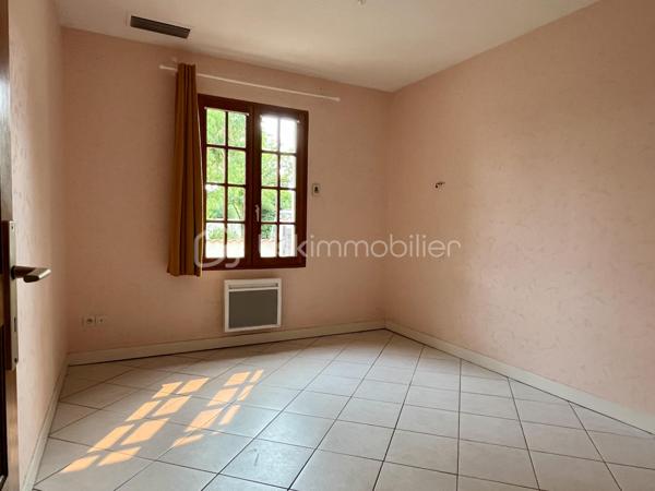 Maison située dans un quartier résidentiel recherché de Saujon.
Pour résidence principale ou investissement locatif.

10 minutes à pied du Lidl, de la piscine, et des lacs de La Lande.
15 minutes à pied du marché et des commerces.
Arrêt de bus tout proche.


COMPOSITION :

Entrée sur couloir.
Salon/séjour avec cuisine semi-ouverte, pour une superficie totale de 41 m2.

Une chambre de 10 m2 avec placard intégré.
Une chambre de 11,5 m2 avec placard intégré.
Une chambre de 10,5 m2.

Salle d’eau avec douche, baignoire et 2 lavabos.
WC indépendant.
Cellier/buanderie de 5 m2.

Climatisation réversible, et radiateurs électriques à panneaux radiants.  Cheminée dans le séjour.
Maison raccordée au tout à l’égout, et à la fibre optique.


EXTÉRIEUR :

Terrain clos de 514 m2 avec stationnement sur la parcelle.
Garage de 14,5 m2. 
Cabanon de rangement en bois.
Terrasse avec barbecue. 
Forage pour arrosage du jardin.


EMPLACEMENT PROCHE TOUTES COMMODITÉS :

Centre-ville accessible à pied/vélo/bus (Poste, boulangerie, pâtisseries, presse, pharmacies, médecins, etc…). 
Écoles et collège à 3 minutes en voiture.
Lidl à 10 minutes à pied, Super U et Intermarché à 3 minutes en voiture.
Espaces d’activités de plein air, promenades et piscine à 10 minutes à pied.
.