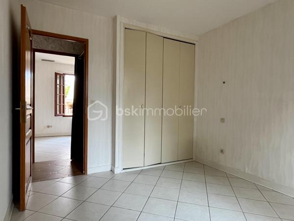 Maison située dans un quartier résidentiel recherché de Saujon.
Pour résidence principale ou investissement locatif.

10 minutes à pied du Lidl, de la piscine, et des lacs de La Lande.
15 minutes à pied du marché et des commerces.
Arrêt de bus tout proche.


COMPOSITION :

Entrée sur couloir.
Salon/séjour avec cuisine semi-ouverte, pour une superficie totale de 41 m2.

Une chambre de 10 m2 avec placard intégré.
Une chambre de 11,5 m2 avec placard intégré.
Une chambre de 10,5 m2.

Salle d’eau avec douche, baignoire et 2 lavabos.
WC indépendant.
Cellier/buanderie de 5 m2.

Climatisation réversible, et radiateurs électriques à panneaux radiants.  Cheminée dans le séjour.
Maison raccordée au tout à l’égout, et à la fibre optique.


EXTÉRIEUR :

Terrain clos de 514 m2 avec stationnement sur la parcelle.
Garage de 14,5 m2. 
Cabanon de rangement en bois.
Terrasse avec barbecue. 
Forage pour arrosage du jardin.


EMPLACEMENT PROCHE TOUTES COMMODITÉS :

Centre-ville accessible à pied/vélo/bus (Poste, boulangerie, pâtisseries, presse, pharmacies, médecins, etc…). 
Écoles et collège à 3 minutes en voiture.
Lidl à 10 minutes à pied, Super U et Intermarché à 3 minutes en voiture.
Espaces d’activités de plein air, promenades et piscine à 10 minutes à pied.
.
