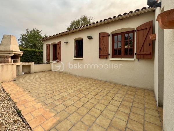 Maison située dans un quartier résidentiel recherché de Saujon.
Pour résidence principale ou investissement locatif.

10 minutes à pied du Lidl, de la piscine, et des lacs de La Lande.
15 minutes à pied du marché et des commerces.
Arrêt de bus tout proche.


COMPOSITION :

Entrée sur couloir.
Salon/séjour avec cuisine semi-ouverte, pour une superficie totale de 41 m2.

Une chambre de 10 m2 avec placard intégré.
Une chambre de 11,5 m2 avec placard intégré.
Une chambre de 10,5 m2.

Salle d’eau avec douche, baignoire et 2 lavabos.
WC indépendant.
Cellier/buanderie de 5 m2.

Climatisation réversible, et radiateurs électriques à panneaux radiants.  Cheminée dans le séjour.
Maison raccordée au tout à l’égout, et à la fibre optique.


EXTÉRIEUR :

Terrain clos de 514 m2 avec stationnement sur la parcelle.
Garage de 14,5 m2. 
Cabanon de rangement en bois.
Terrasse avec barbecue. 
Forage pour arrosage du jardin.


EMPLACEMENT PROCHE TOUTES COMMODITÉS :

Centre-ville accessible à pied/vélo/bus (Poste, boulangerie, pâtisseries, presse, pharmacies, médecins, etc…). 
Écoles et collège à 3 minutes en voiture.
Lidl à 10 minutes à pied, Super U et Intermarché à 3 minutes en voiture.
Espaces d’activités de plein air, promenades et piscine à 10 minutes à pied.
.