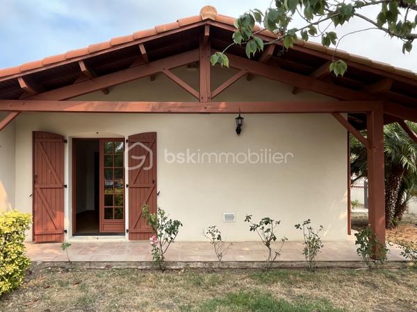 Maison située dans un quartier résidentiel recherché de Saujon.
Pour résidence principale ou investissement locatif.

10 minutes à pied du Lidl, de la piscine, et des lacs de La Lande.
15 minutes à pied du marché et des commerces.
Arrêt de bus tout proche.


COMPOSITION :

Entrée sur couloir.
Salon/séjour avec cuisine semi-ouverte, pour une superficie totale de 41 m2.

Une chambre de 10 m2 avec placard intégré.
Une chambre de 11,5 m2 avec placard intégré.
Une chambre de 10,5 m2.

Salle d’eau avec douche, baignoire et 2 lavabos.
WC indépendant.
Cellier/buanderie de 5 m2.

Climatisation réversible, et radiateurs électriques à panneaux radiants.  Cheminée dans le séjour.
Maison raccordée au tout à l’égout, et à la fibre optique.


EXTÉRIEUR :

Terrain clos de 514 m2 avec stationnement sur la parcelle.
Garage de 14,5 m2. 
Cabanon de rangement en bois.
Terrasse avec barbecue. 
Forage pour arrosage du jardin.


EMPLACEMENT PROCHE TOUTES COMMODITÉS :

Centre-ville accessible à pied/vélo/bus (Poste, boulangerie, pâtisseries, presse, pharmacies, médecins, etc…). 
Écoles et collège à 3 minutes en voiture.
Lidl à 10 minutes à pied, Super U et Intermarché à 3 minutes en voiture.
Espaces d’activités de plein air, promenades et piscine à 10 minutes à pied.
.