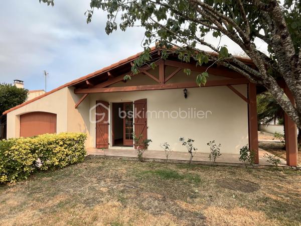 Maison située dans un quartier résidentiel recherché de Saujon.
Pour résidence principale ou investissement locatif.

10 minutes à pied du Lidl, de la piscine, et des lacs de La Lande.
15 minutes à pied du marché et des commerces.
Arrêt de bus tout proche.


COMPOSITION :

Entrée sur couloir.
Salon/séjour avec cuisine semi-ouverte, pour une superficie totale de 41 m2.

Une chambre de 10 m2 avec placard intégré.
Une chambre de 11,5 m2 avec placard intégré.
Une chambre de 10,5 m2.

Salle d’eau avec douche, baignoire et 2 lavabos.
WC indépendant.
Cellier/buanderie de 5 m2.

Climatisation réversible, et radiateurs électriques à panneaux radiants.  Cheminée dans le séjour.
Maison raccordée au tout à l’égout, et à la fibre optique.


EXTÉRIEUR :

Terrain clos de 514 m2 avec stationnement sur la parcelle.
Garage de 14,5 m2. 
Cabanon de rangement en bois.
Terrasse avec barbecue. 
Forage pour arrosage du jardin.


EMPLACEMENT PROCHE TOUTES COMMODITÉS :

Centre-ville accessible à pied/vélo/bus (Poste, boulangerie, pâtisseries, presse, pharmacies, médecins, etc…). 
Écoles et collège à 3 minutes en voiture.
Lidl à 10 minutes à pied, Super U et Intermarché à 3 minutes en voiture.
Espaces d’activités de plein air, promenades et piscine à 10 minutes à pied.
.
