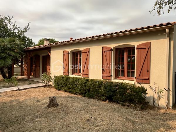 Maison située dans un quartier résidentiel recherché de Saujon.
Pour résidence principale ou investissement locatif.

10 minutes à pied du Lidl, de la piscine, et des lacs de La Lande.
15 minutes à pied du marché et des commerces.
Arrêt de bus tout proche.


COMPOSITION :

Entrée sur couloir.
Salon/séjour avec cuisine semi-ouverte, pour une superficie totale de 41 m2.

Une chambre de 10 m2 avec placard intégré.
Une chambre de 11,5 m2 avec placard intégré.
Une chambre de 10,5 m2.

Salle d’eau avec douche, baignoire et 2 lavabos.
WC indépendant.
Cellier/buanderie de 5 m2.

Climatisation réversible, et radiateurs électriques à panneaux radiants.  Cheminée dans le séjour.
Maison raccordée au tout à l’égout, et à la fibre optique.


EXTÉRIEUR :

Terrain clos de 514 m2 avec stationnement sur la parcelle.
Garage de 14,5 m2. 
Cabanon de rangement en bois.
Terrasse avec barbecue. 
Forage pour arrosage du jardin.


EMPLACEMENT PROCHE TOUTES COMMODITÉS :

Centre-ville accessible à pied/vélo/bus (Poste, boulangerie, pâtisseries, presse, pharmacies, médecins, etc…). 
Écoles et collège à 3 minutes en voiture.
Lidl à 10 minutes à pied, Super U et Intermarché à 3 minutes en voiture.
Espaces d’activités de plein air, promenades et piscine à 10 minutes à pied.
.