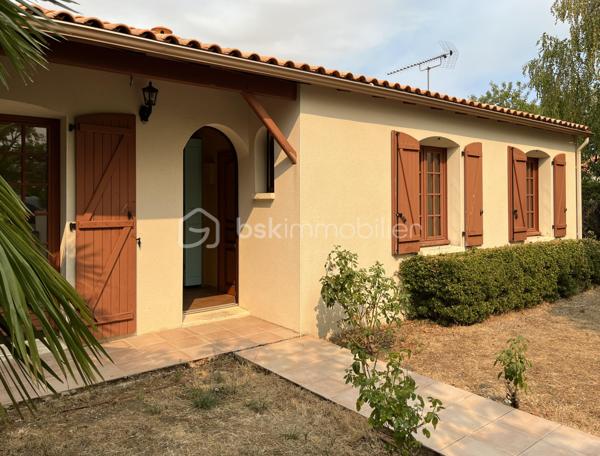 Maison située dans un quartier résidentiel recherché de Saujon.
Pour résidence principale ou investissement locatif.

10 minutes à pied du Lidl, de la piscine, et des lacs de La Lande.
15 minutes à pied du marché et des commerces.
Arrêt de bus tout proche.


COMPOSITION :

Entrée sur couloir.
Salon/séjour avec cuisine semi-ouverte, pour une superficie totale de 41 m2.

Une chambre de 10 m2 avec placard intégré.
Une chambre de 11,5 m2 avec placard intégré.
Une chambre de 10,5 m2.

Salle d’eau avec douche, baignoire et 2 lavabos.
WC indépendant.
Cellier/buanderie de 5 m2.

Climatisation réversible, et radiateurs électriques à panneaux radiants.  Cheminée dans le séjour.
Maison raccordée au tout à l’égout, et à la fibre optique.


EXTÉRIEUR :

Terrain clos de 514 m2 avec stationnement sur la parcelle.
Garage de 14,5 m2. 
Cabanon de rangement en bois.
Terrasse avec barbecue. 
Forage pour arrosage du jardin.


EMPLACEMENT PROCHE TOUTES COMMODITÉS :

Centre-ville accessible à pied/vélo/bus (Poste, boulangerie, pâtisseries, presse, pharmacies, médecins, etc…). 
Écoles et collège à 3 minutes en voiture.
Lidl à 10 minutes à pied, Super U et Intermarché à 3 minutes en voiture.
Espaces d’activités de plein air, promenades et piscine à 10 minutes à pied.
.