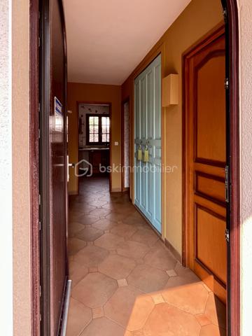 Maison située dans un quartier résidentiel recherché de Saujon.
Pour résidence principale ou investissement locatif.

10 minutes à pied du Lidl, de la piscine, et des lacs de La Lande.
15 minutes à pied du marché et des commerces.
Arrêt de bus tout proche.


COMPOSITION :

Entrée sur couloir.
Salon/séjour avec cuisine semi-ouverte, pour une superficie totale de 41 m2.

Une chambre de 10 m2 avec placard intégré.
Une chambre de 11,5 m2 avec placard intégré.
Une chambre de 10,5 m2.

Salle d’eau avec douche, baignoire et 2 lavabos.
WC indépendant.
Cellier/buanderie de 5 m2.

Climatisation réversible, et radiateurs électriques à panneaux radiants.  Cheminée dans le séjour.
Maison raccordée au tout à l’égout, et à la fibre optique.


EXTÉRIEUR :

Terrain clos de 514 m2 avec stationnement sur la parcelle.
Garage de 14,5 m2. 
Cabanon de rangement en bois.
Terrasse avec barbecue. 
Forage pour arrosage du jardin.


EMPLACEMENT PROCHE TOUTES COMMODITÉS :

Centre-ville accessible à pied/vélo/bus (Poste, boulangerie, pâtisseries, presse, pharmacies, médecins, etc…). 
Écoles et collège à 3 minutes en voiture.
Lidl à 10 minutes à pied, Super U et Intermarché à 3 minutes en voiture.
Espaces d’activités de plein air, promenades et piscine à 10 minutes à pied.
.