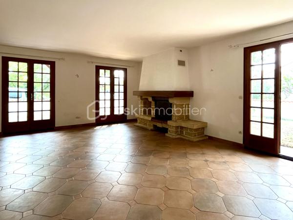 Maison située dans un quartier résidentiel recherché de Saujon.
Pour résidence principale ou investissement locatif.

10 minutes à pied du Lidl, de la piscine, et des lacs de La Lande.
15 minutes à pied du marché et des commerces.
Arrêt de bus tout proche.


COMPOSITION :

Entrée sur couloir.
Salon/séjour avec cuisine semi-ouverte, pour une superficie totale de 41 m2.

Une chambre de 10 m2 avec placard intégré.
Une chambre de 11,5 m2 avec placard intégré.
Une chambre de 10,5 m2.

Salle d’eau avec douche, baignoire et 2 lavabos.
WC indépendant.
Cellier/buanderie de 5 m2.

Climatisation réversible, et radiateurs électriques à panneaux radiants.  Cheminée dans le séjour.
Maison raccordée au tout à l’égout, et à la fibre optique.


EXTÉRIEUR :

Terrain clos de 514 m2 avec stationnement sur la parcelle.
Garage de 14,5 m2. 
Cabanon de rangement en bois.
Terrasse avec barbecue. 
Forage pour arrosage du jardin.


EMPLACEMENT PROCHE TOUTES COMMODITÉS :

Centre-ville accessible à pied/vélo/bus (Poste, boulangerie, pâtisseries, presse, pharmacies, médecins, etc…). 
Écoles et collège à 3 minutes en voiture.
Lidl à 10 minutes à pied, Super U et Intermarché à 3 minutes en voiture.
Espaces d’activités de plein air, promenades et piscine à 10 minutes à pied.
.