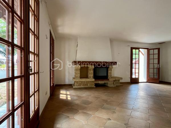 Maison située dans un quartier résidentiel recherché de Saujon.
Pour résidence principale ou investissement locatif.

10 minutes à pied du Lidl, de la piscine, et des lacs de La Lande.
15 minutes à pied du marché et des commerces.
Arrêt de bus tout proche.


COMPOSITION :

Entrée sur couloir.
Salon/séjour avec cuisine semi-ouverte, pour une superficie totale de 41 m2.

Une chambre de 10 m2 avec placard intégré.
Une chambre de 11,5 m2 avec placard intégré.
Une chambre de 10,5 m2.

Salle d’eau avec douche, baignoire et 2 lavabos.
WC indépendant.
Cellier/buanderie de 5 m2.

Climatisation réversible, et radiateurs électriques à panneaux radiants.  Cheminée dans le séjour.
Maison raccordée au tout à l’égout, et à la fibre optique.


EXTÉRIEUR :

Terrain clos de 514 m2 avec stationnement sur la parcelle.
Garage de 14,5 m2. 
Cabanon de rangement en bois.
Terrasse avec barbecue. 
Forage pour arrosage du jardin.


EMPLACEMENT PROCHE TOUTES COMMODITÉS :

Centre-ville accessible à pied/vélo/bus (Poste, boulangerie, pâtisseries, presse, pharmacies, médecins, etc…). 
Écoles et collège à 3 minutes en voiture.
Lidl à 10 minutes à pied, Super U et Intermarché à 3 minutes en voiture.
Espaces d’activités de plein air, promenades et piscine à 10 minutes à pied.
.
