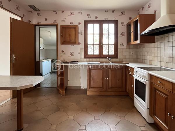 Maison située dans un quartier résidentiel recherché de Saujon.
Pour résidence principale ou investissement locatif.

10 minutes à pied du Lidl, de la piscine, et des lacs de La Lande.
15 minutes à pied du marché et des commerces.
Arrêt de bus tout proche.


COMPOSITION :

Entrée sur couloir.
Salon/séjour avec cuisine semi-ouverte, pour une superficie totale de 41 m2.

Une chambre de 10 m2 avec placard intégré.
Une chambre de 11,5 m2 avec placard intégré.
Une chambre de 10,5 m2.

Salle d’eau avec douche, baignoire et 2 lavabos.
WC indépendant.
Cellier/buanderie de 5 m2.

Climatisation réversible, et radiateurs électriques à panneaux radiants.  Cheminée dans le séjour.
Maison raccordée au tout à l’égout, et à la fibre optique.


EXTÉRIEUR :

Terrain clos de 514 m2 avec stationnement sur la parcelle.
Garage de 14,5 m2. 
Cabanon de rangement en bois.
Terrasse avec barbecue. 
Forage pour arrosage du jardin.


EMPLACEMENT PROCHE TOUTES COMMODITÉS :

Centre-ville accessible à pied/vélo/bus (Poste, boulangerie, pâtisseries, presse, pharmacies, médecins, etc…). 
Écoles et collège à 3 minutes en voiture.
Lidl à 10 minutes à pied, Super U et Intermarché à 3 minutes en voiture.
Espaces d’activités de plein air, promenades et piscine à 10 minutes à pied.
.