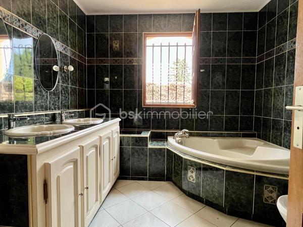Maison située dans un quartier résidentiel recherché de Saujon.
Pour résidence principale ou investissement locatif.

10 minutes à pied du Lidl, de la piscine, et des lacs de La Lande.
15 minutes à pied du marché et des commerces.
Arrêt de bus tout proche.


COMPOSITION :

Entrée sur couloir.
Salon/séjour avec cuisine semi-ouverte, pour une superficie totale de 41 m2.

Une chambre de 10 m2 avec placard intégré.
Une chambre de 11,5 m2 avec placard intégré.
Une chambre de 10,5 m2.

Salle d’eau avec douche, baignoire et 2 lavabos.
WC indépendant.
Cellier/buanderie de 5 m2.

Climatisation réversible, et radiateurs électriques à panneaux radiants.  Cheminée dans le séjour.
Maison raccordée au tout à l’égout, et à la fibre optique.


EXTÉRIEUR :

Terrain clos de 514 m2 avec stationnement sur la parcelle.
Garage de 14,5 m2. 
Cabanon de rangement en bois.
Terrasse avec barbecue. 
Forage pour arrosage du jardin.


EMPLACEMENT PROCHE TOUTES COMMODITÉS :

Centre-ville accessible à pied/vélo/bus (Poste, boulangerie, pâtisseries, presse, pharmacies, médecins, etc…). 
Écoles et collège à 3 minutes en voiture.
Lidl à 10 minutes à pied, Super U et Intermarché à 3 minutes en voiture.
Espaces d’activités de plein air, promenades et piscine à 10 minutes à pied.
.