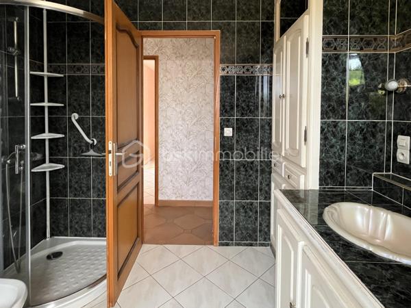 Maison située dans un quartier résidentiel recherché de Saujon.
Pour résidence principale ou investissement locatif.

10 minutes à pied du Lidl, de la piscine, et des lacs de La Lande.
15 minutes à pied du marché et des commerces.
Arrêt de bus tout proche.


COMPOSITION :

Entrée sur couloir.
Salon/séjour avec cuisine semi-ouverte, pour une superficie totale de 41 m2.

Une chambre de 10 m2 avec placard intégré.
Une chambre de 11,5 m2 avec placard intégré.
Une chambre de 10,5 m2.

Salle d’eau avec douche, baignoire et 2 lavabos.
WC indépendant.
Cellier/buanderie de 5 m2.

Climatisation réversible, et radiateurs électriques à panneaux radiants.  Cheminée dans le séjour.
Maison raccordée au tout à l’égout, et à la fibre optique.


EXTÉRIEUR :

Terrain clos de 514 m2 avec stationnement sur la parcelle.
Garage de 14,5 m2. 
Cabanon de rangement en bois.
Terrasse avec barbecue. 
Forage pour arrosage du jardin.


EMPLACEMENT PROCHE TOUTES COMMODITÉS :

Centre-ville accessible à pied/vélo/bus (Poste, boulangerie, pâtisseries, presse, pharmacies, médecins, etc…). 
Écoles et collège à 3 minutes en voiture.
Lidl à 10 minutes à pied, Super U et Intermarché à 3 minutes en voiture.
Espaces d’activités de plein air, promenades et piscine à 10 minutes à pied.
.