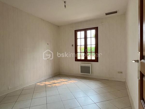 Maison située dans un quartier résidentiel recherché de Saujon.
Pour résidence principale ou investissement locatif.

10 minutes à pied du Lidl, de la piscine, et des lacs de La Lande.
15 minutes à pied du marché et des commerces.
Arrêt de bus tout proche.


COMPOSITION :

Entrée sur couloir.
Salon/séjour avec cuisine semi-ouverte, pour une superficie totale de 41 m2.

Une chambre de 10 m2 avec placard intégré.
Une chambre de 11,5 m2 avec placard intégré.
Une chambre de 10,5 m2.

Salle d’eau avec douche, baignoire et 2 lavabos.
WC indépendant.
Cellier/buanderie de 5 m2.

Climatisation réversible, et radiateurs électriques à panneaux radiants.  Cheminée dans le séjour.
Maison raccordée au tout à l’égout, et à la fibre optique.


EXTÉRIEUR :

Terrain clos de 514 m2 avec stationnement sur la parcelle.
Garage de 14,5 m2. 
Cabanon de rangement en bois.
Terrasse avec barbecue. 
Forage pour arrosage du jardin.


EMPLACEMENT PROCHE TOUTES COMMODITÉS :

Centre-ville accessible à pied/vélo/bus (Poste, boulangerie, pâtisseries, presse, pharmacies, médecins, etc…). 
Écoles et collège à 3 minutes en voiture.
Lidl à 10 minutes à pied, Super U et Intermarché à 3 minutes en voiture.
Espaces d’activités de plein air, promenades et piscine à 10 minutes à pied.
.