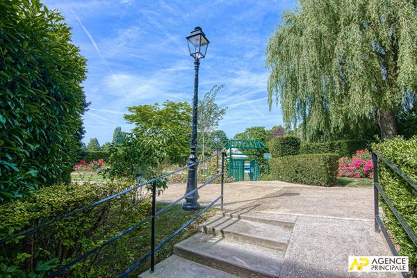 Le Chesnay Parly 2 Appartement 4 pièces de 81 m² carrez situé au 2e et dernier étage avec ascenseur, loggia, cave et box en sous-sol 426 000 € **  - Référence  28305