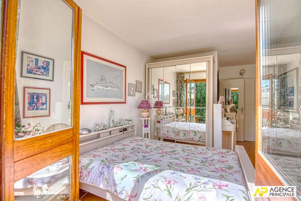 Le Chesnay Parly 2 Appartement 4 pièces de 81 m² carrez situé au 2e et dernier étage avec ascenseur, loggia, cave et box en sous-sol 426 000 € **  - Référence  28305