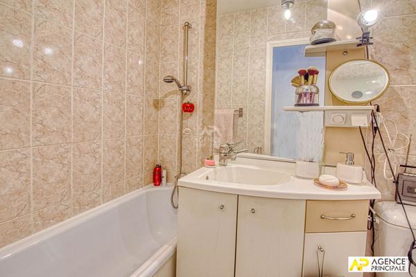 Le Chesnay Parly 2 Appartement 4 pièces de 81 m² carrez situé au 2e et dernier étage avec ascenseur, loggia, cave et box en sous-sol 426 000 € **  - Référence  28305