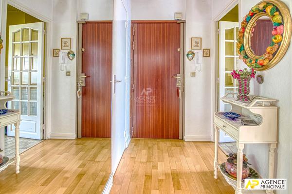 Le Chesnay Parly 2 Appartement 4 pièces de 81 m² carrez situé au 2e et dernier étage avec ascenseur, loggia, cave et box en sous-sol 426 000 € **  - Référence  28305