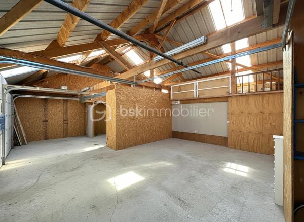 Découvrez cette charmante maison de ville, répartie sur plusieurs niveaux, offrant de beaux volumes et des prestations complètes, idéales pour une famille ou un projet mêlant habitation et activité professionnelle.
Au rez-de-chaussée :
Vous trouverez un vaste salon-séjour lumineux, une cuisine aménagée et équipée, une arrière-cuisine, un bureau, une chambre, un dressing, un WC ainsi qu’une chaufferie.
À l’étage :
L’espace nuit se compose de quatre chambres, d’un bureau, d’un dressing, d’une salle de bains (baignoire et douche) avec WC ainsi que d’une salle d’eau avec WC.
Au second niveau :
Une agréable salle de jeux sous combles vient compléter l’ensemble.
Au troisième niveau :
Un espace supplémentaire offrant de nombreuses possibilités d’aménagement, idéal pour tout type de projet (espace de travail, atelier, salle de loisirs, stockage…).
La maison, en très bon état général, est équipée de radiateurs fonctionnant au gaz et bénéficie également d’un extérieur soigné.
Les atouts supplémentaires :
Un atelier indépendant de 140 m²
Un espace bien-être attenant avec SPA, sauna et WC
Une terrasse de 50 m²
Un jardin sur un terrain de 1 022 m²
Idéalement située, la maison se trouve à proximité immédiate des commerces (100 m), des écoles (2 minutes) et de la gare (2 minutes). Vous profiterez également d’un cadre de vie agréable avec cinéma, restaurants et marché hebdomadaire à proximité.
Un bien rare offrant confort, espace et nombreuses possibilités.