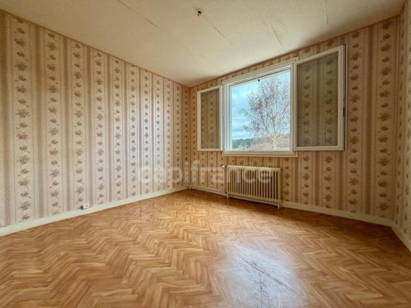 MAISON 75 M2, 3 CHAMBRES, 568 M2 DE TERRAIN CLOS, GARAGE, CAVE, ATELIER, DOUBLE VITRAGE PVC ET VOLETS ALU DE 2015, CHARPENTE/COUVERTURE OK, TF 743€