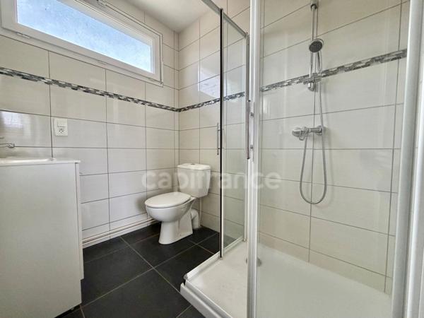 MAISON 75 M2, 3 CHAMBRES, 568 M2 DE TERRAIN CLOS, GARAGE, CAVE, ATELIER, DOUBLE VITRAGE PVC ET VOLETS ALU DE 2015, CHARPENTE/COUVERTURE OK, TF 743€