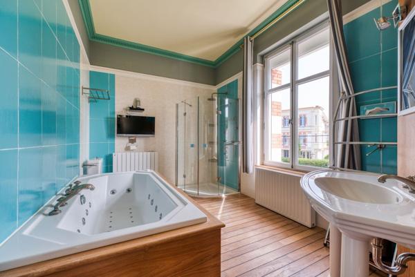 SUPERBE VILLA BALNEAIRE A 50 M DE LA PLAGE DANS LE PARC DE ROYAN