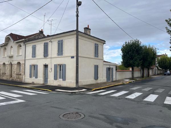 Maison de centre-ville avec jardin SAINT JEAN D'ANGELY (17)