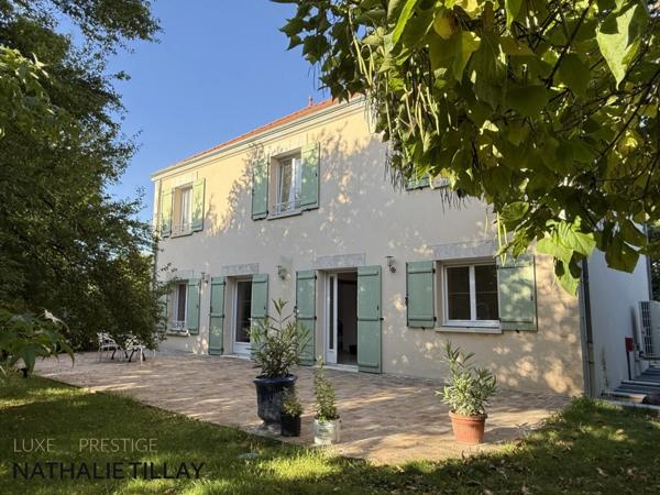 SAINT JEAN DE BRAYE , limite Boigny, a vendre, maison de 309 m², jardin paysagé, piscine, pool house, garages et stationnements , parcelle 2748 m²