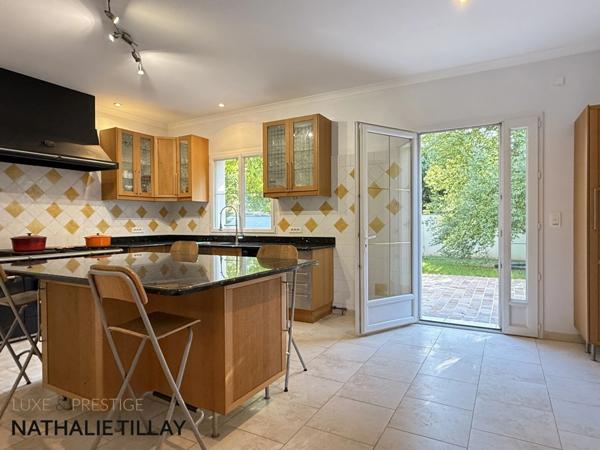 SAINT JEAN DE BRAYE , limite Boigny, a vendre, maison de 309 m², jardin paysagé, piscine, pool house, garages et stationnements , parcelle 2748 m²