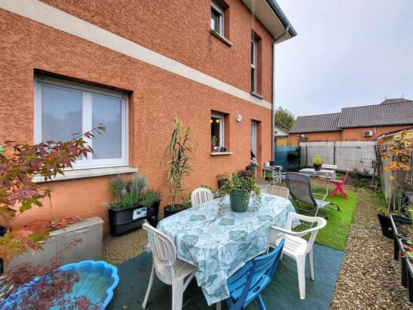 Centre-ville MORESTEL - Appartement T3 lumineux de 61.32 m² + Cour Privée & Place de Parking au pied des commodités / Petite Résidence de 2008