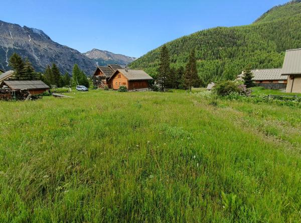 Très rare Terrain constructible à vendre de 587m² à NEVACHE (05)