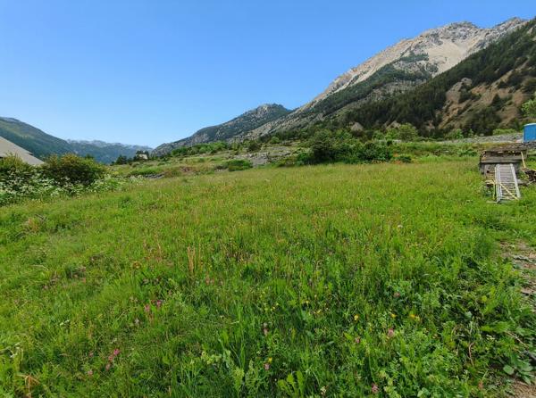 Très rare Terrain constructible à vendre de 587m² à NEVACHE (05)