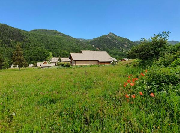 Très rare Terrain constructible à vendre de 587m² à NEVACHE (05)