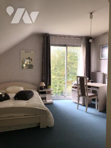 Maison d'architecte de 7 pièces. Terrain de 826 m².