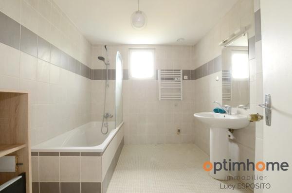 Belle maison Sous-Sol avec garages seulement 3 minutes de Confolens