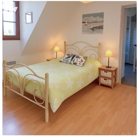 Quartier coteaux de la Mayenne proche centre ville /  5éme chambres possible sur le rez-de-chaussée