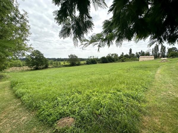 Terrain constructible de 5380 m2 proche centre d'Eauze