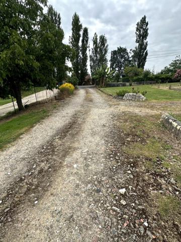 Terrain constructible de 5380 m2 proche centre d'Eauze