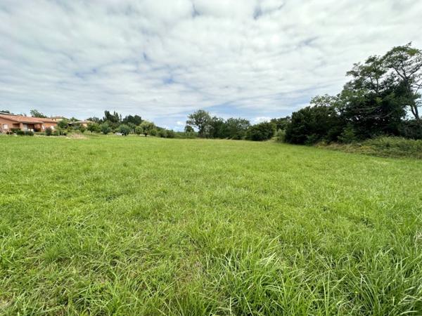 Terrain constructible de 5380 m2 proche centre d'Eauze