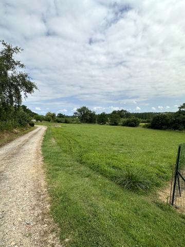 Terrain constructible de 5380 m2 proche centre d'Eauze