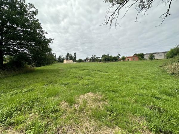 Terrain constructible de 5380 m2 proche centre d'Eauze