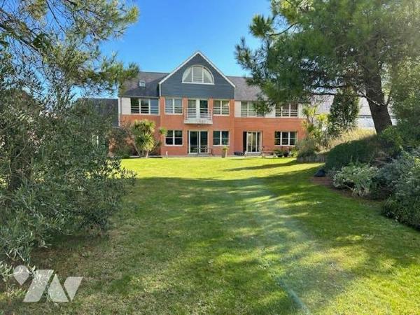 Amateurs de grands espaces et de confort, laissez vous séduire par cette magnifique maison lumi...