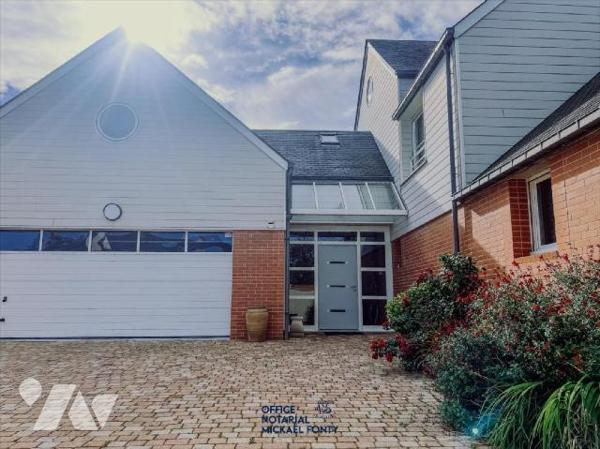 Amateurs de grands espaces et de confort, laissez vous séduire par cette magnifique maison lumi...