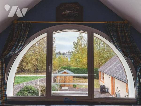 Amateurs de grands espaces et de confort, laissez vous séduire par cette magnifique maison lumi...