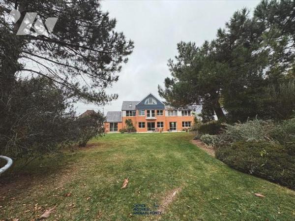 Amateurs de grands espaces et de confort, laissez vous séduire par cette magnifique maison lumi...