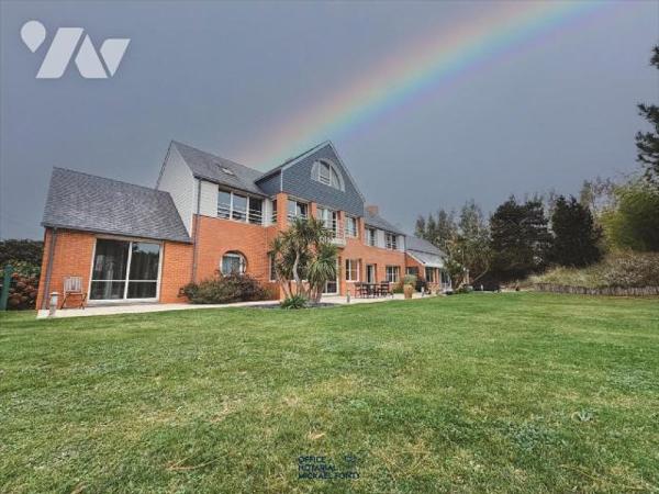 Amateurs de grands espaces et de confort, laissez vous séduire par cette magnifique maison lumi...