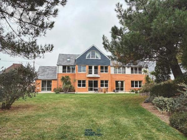 Amateurs de grands espaces et de confort, laissez vous séduire par cette magnifique maison lumi...