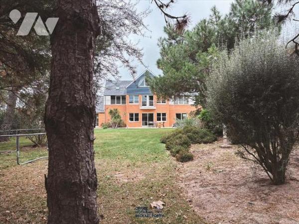 Amateurs de grands espaces et de confort, laissez vous séduire par cette magnifique maison lumi...