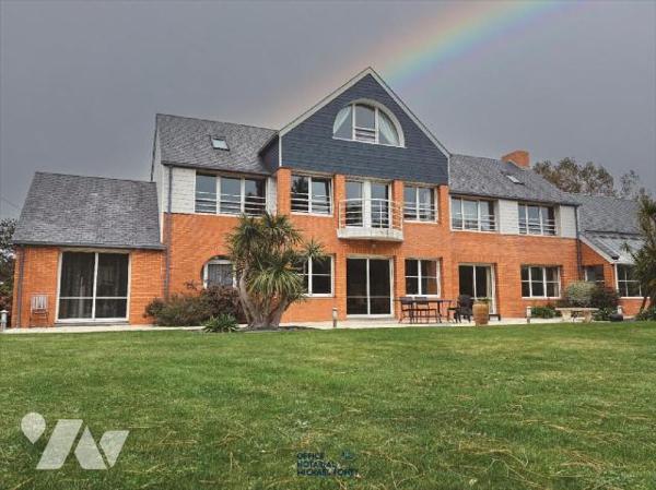 Amateurs de grands espaces et de confort, laissez vous séduire par cette magnifique maison lumi...