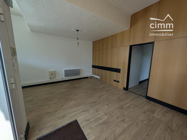 🏢 Très beau local commercial de 160 m² avec parkings privés – Disponible dès maintenant !
