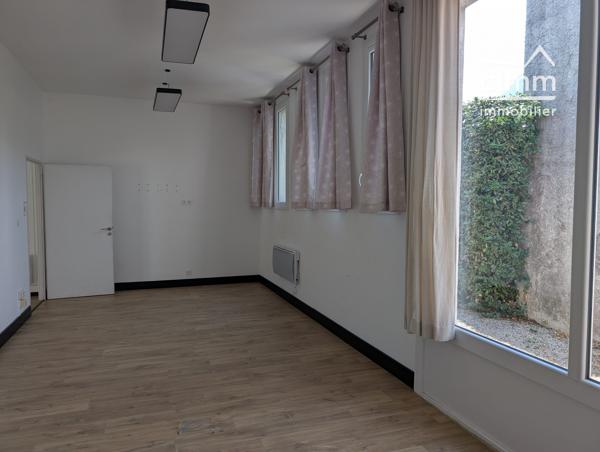 🏢 Très beau local commercial de 160 m² avec parkings privés – Disponible dès maintenant !