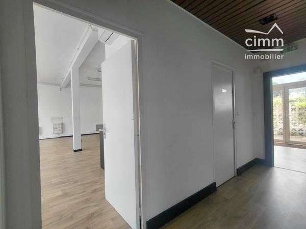 🏢 Très beau local commercial de 160 m² avec parkings privés – Disponible dès maintenant !