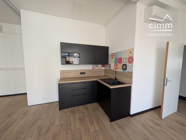 🏢 Très beau local commercial de 160 m² avec parkings privés – Disponible dès maintenant !